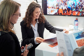 Zwei Frauen im Gespräch an einem Stand der Frankfurter Buchmesse