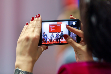 Frau mit Smartphone