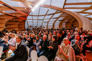 Besucher*innen in Pavilion