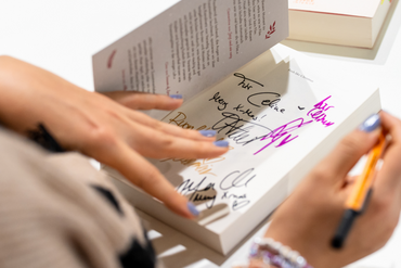 Frau signiert Buch