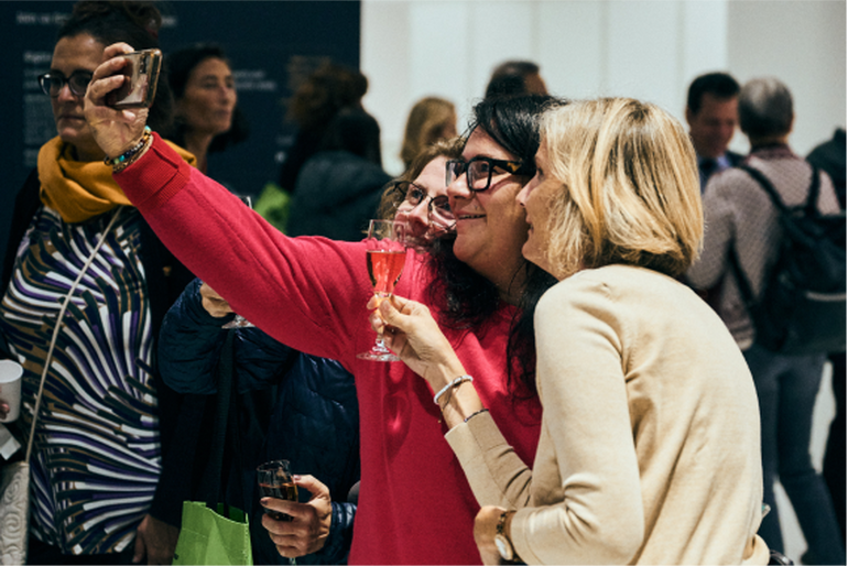 Besucherinnen bei Selfie