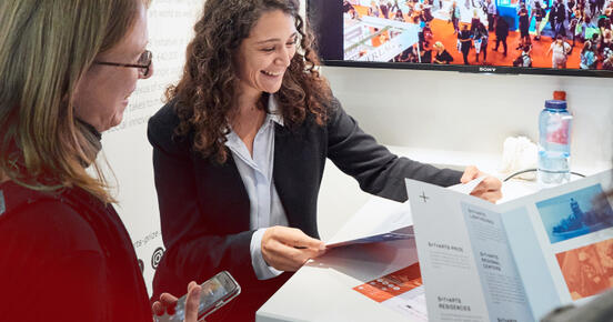 Zwei Frauen im Gespräch an einem Stand der Frankfurter Buchmesse Zwei Frauen im Gespräch an einem Stand der Frankfurter Buchmesse