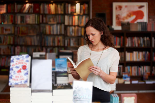 Frau-liest-in-Buchhandlung