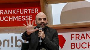 Roverto Saviano spricht in ein Mikrofon. 