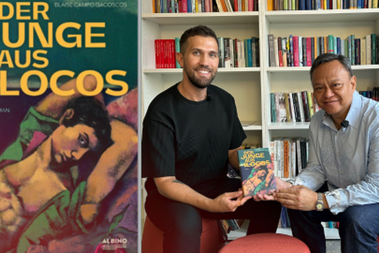 Buchcover von "Der Junge aus Ilocos" (Albino Verlag), rechts daneben Tim von der Frankfurter Buchmesse neben Autor Blaise Campo Gacoscos Cover vom philippinischen Roman der Junge aus Ilocos (Albino Verlag) und Tim Beisswenger neben Blaise Campo Gacoscos
