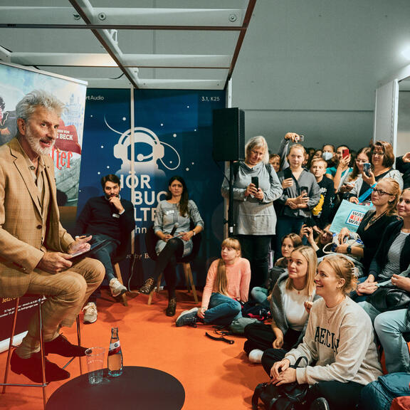 Frankfurt Audio Wochenendprogramm: Harry Potter-Hörbuchsprecher Rufus Beck spricht auf der Hörbuchwelten Bühne der Frankfurter Buchmesse 2023