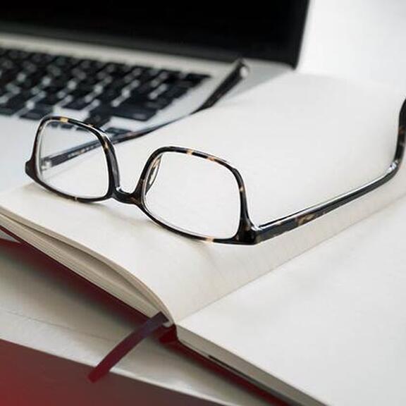 Rights x AI Paper Laptop, Brille und Notizbuch
