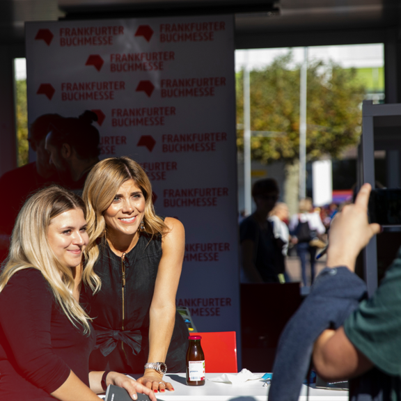 Star mit Fan beim Selfie