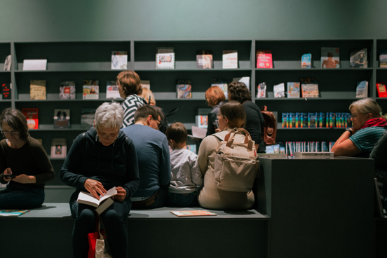 Besucher*innen beim Lesen